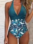 Maiô Folha Tropical – Decote em V e Estilo Escultural