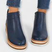 Samira – Botins de cunha com acabamento luminoso