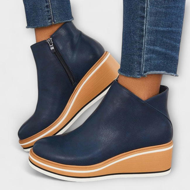 Samira – Botins de cunha com acabamento luminoso