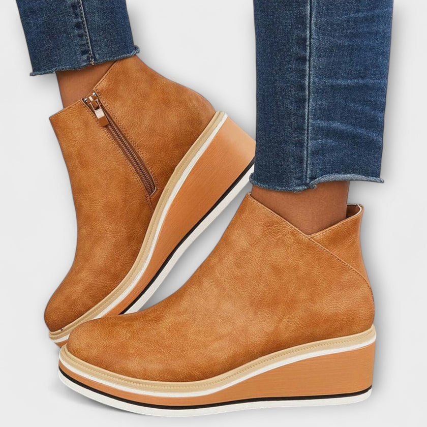 Samira – Botins de cunha com acabamento luminoso
