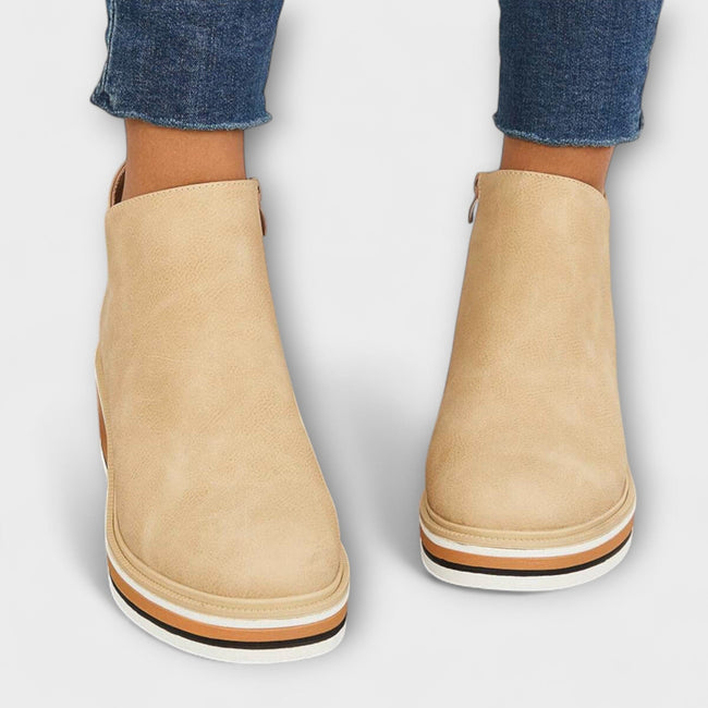 Samira – Botins de cunha com acabamento luminoso