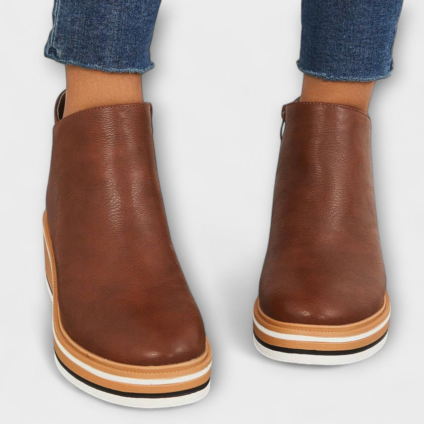 Samira – Botins de cunha com acabamento luminoso