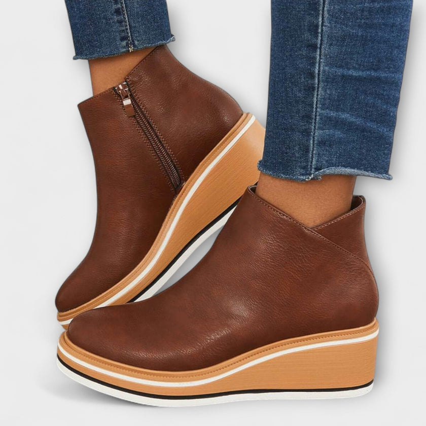 Samira – Botins de cunha com acabamento luminoso