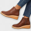 Samira – Botins de cunha com acabamento luminoso