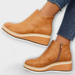 Samira – Botins de cunha com acabamento luminoso
