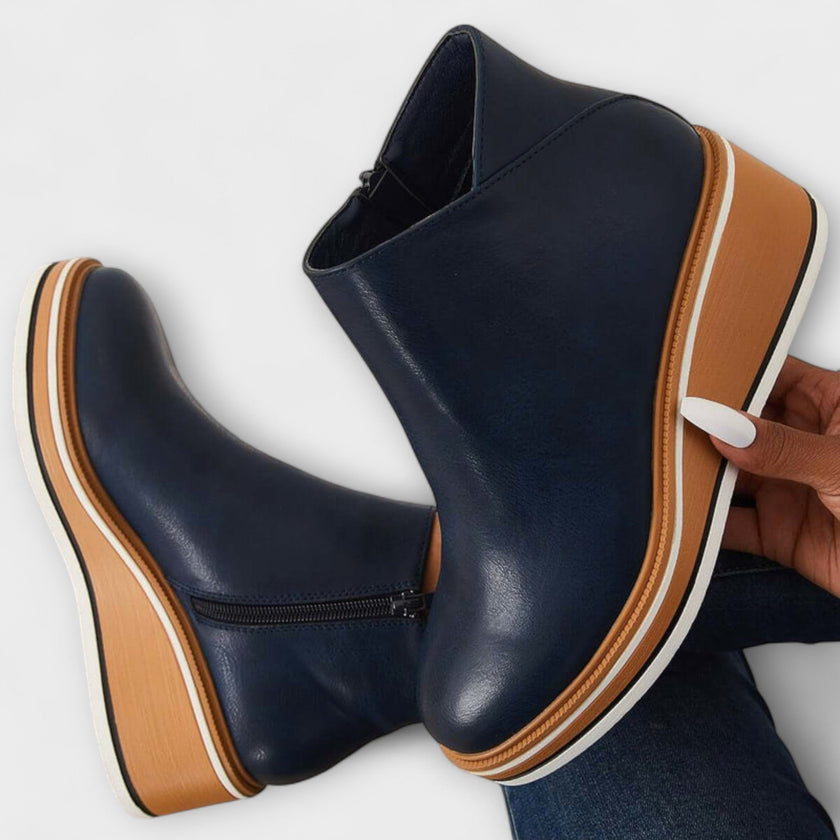 Samira – Botins de cunha com acabamento luminoso