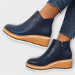 Samira – Botins de cunha com acabamento luminoso
