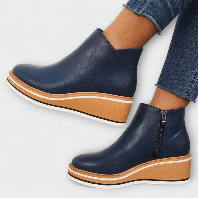 Samira – Botins de cunha com acabamento luminoso