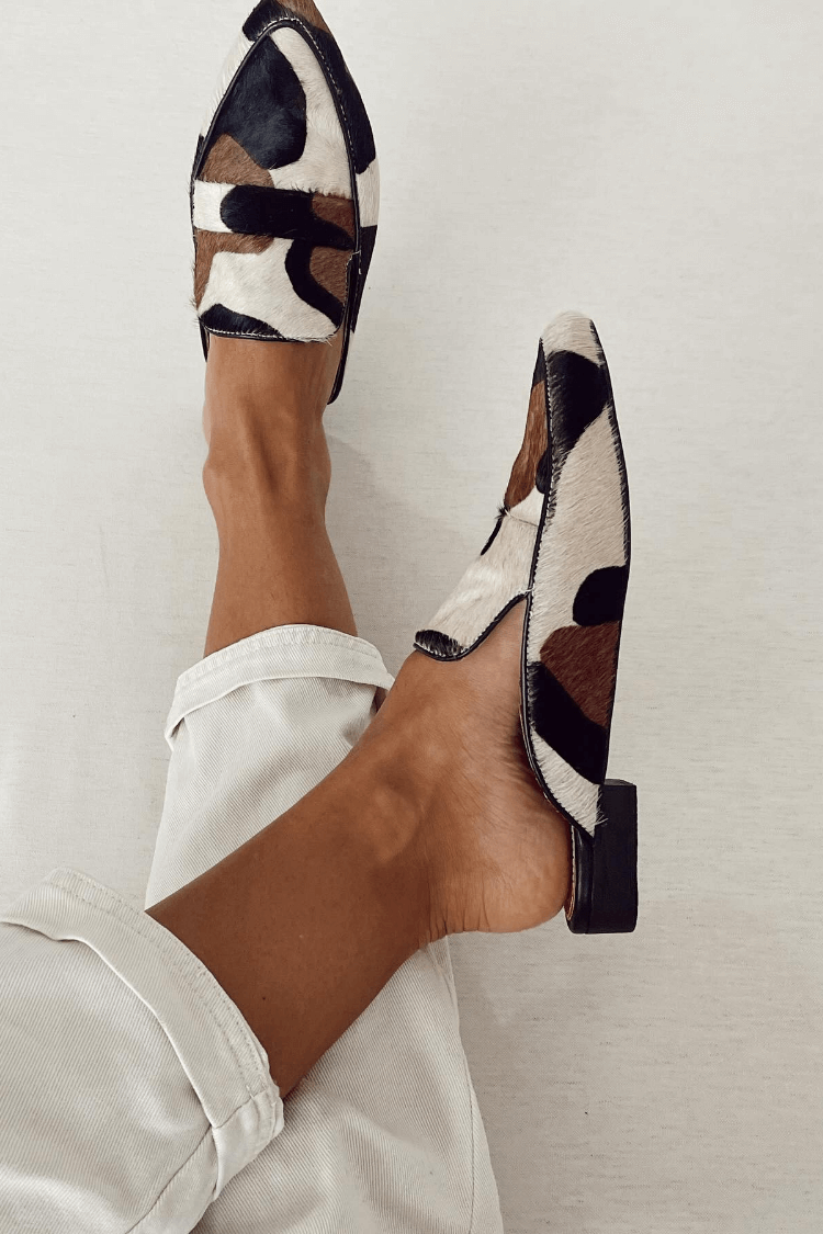 Rory - Sapato Aberto Atrás de Bico Fino com Pelo Estampado e Tira