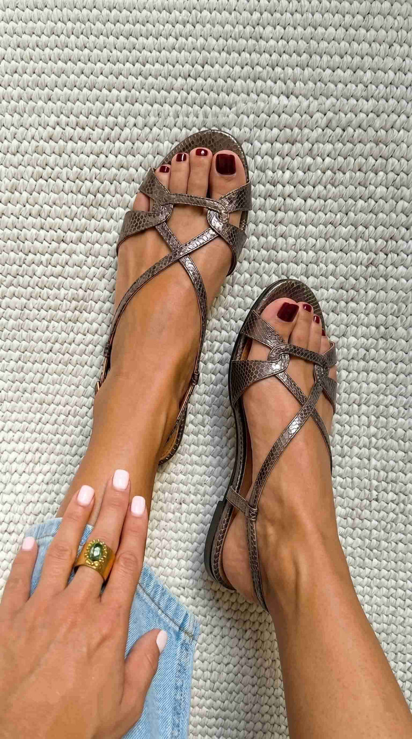 Amora – Sandálias slingback com efeito serpente