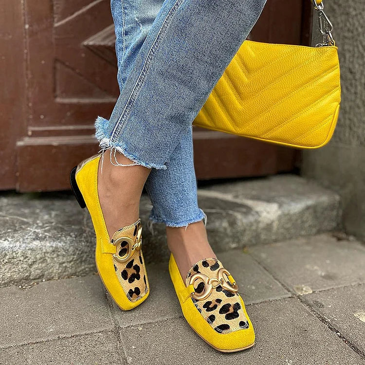 Bianca - Mocassim de Bico Quadrado com Argolas e Painel Estampado