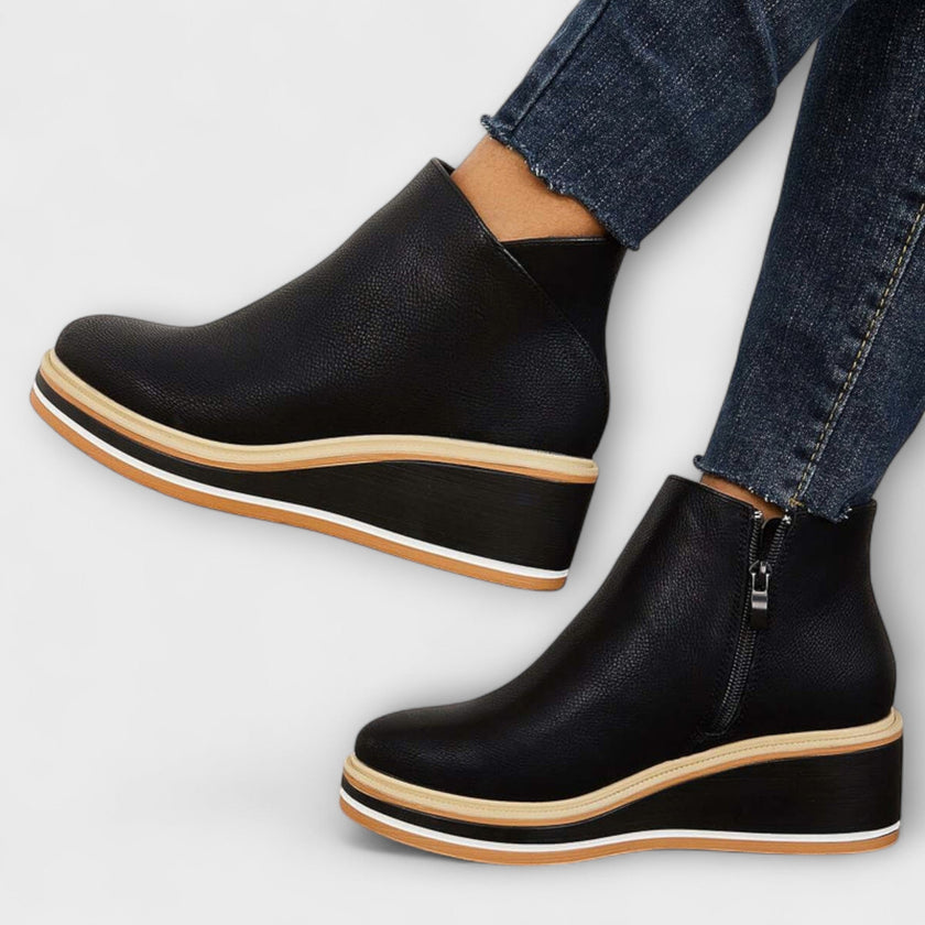 Samira – Botins de cunha com acabamento luminoso