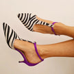 Sapatos de salto alto com padrão zebra, salto roxo e tira no tornozelo feminino