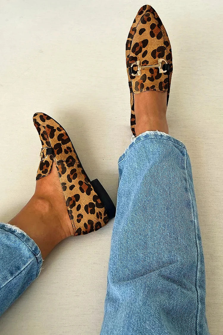 Gia - Mocassim de Leopardo com Bico Afilado e Bridão