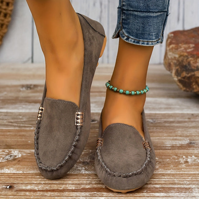 Linda - Mocassim de Condução com Costura Aparente e Detalhe Metálico