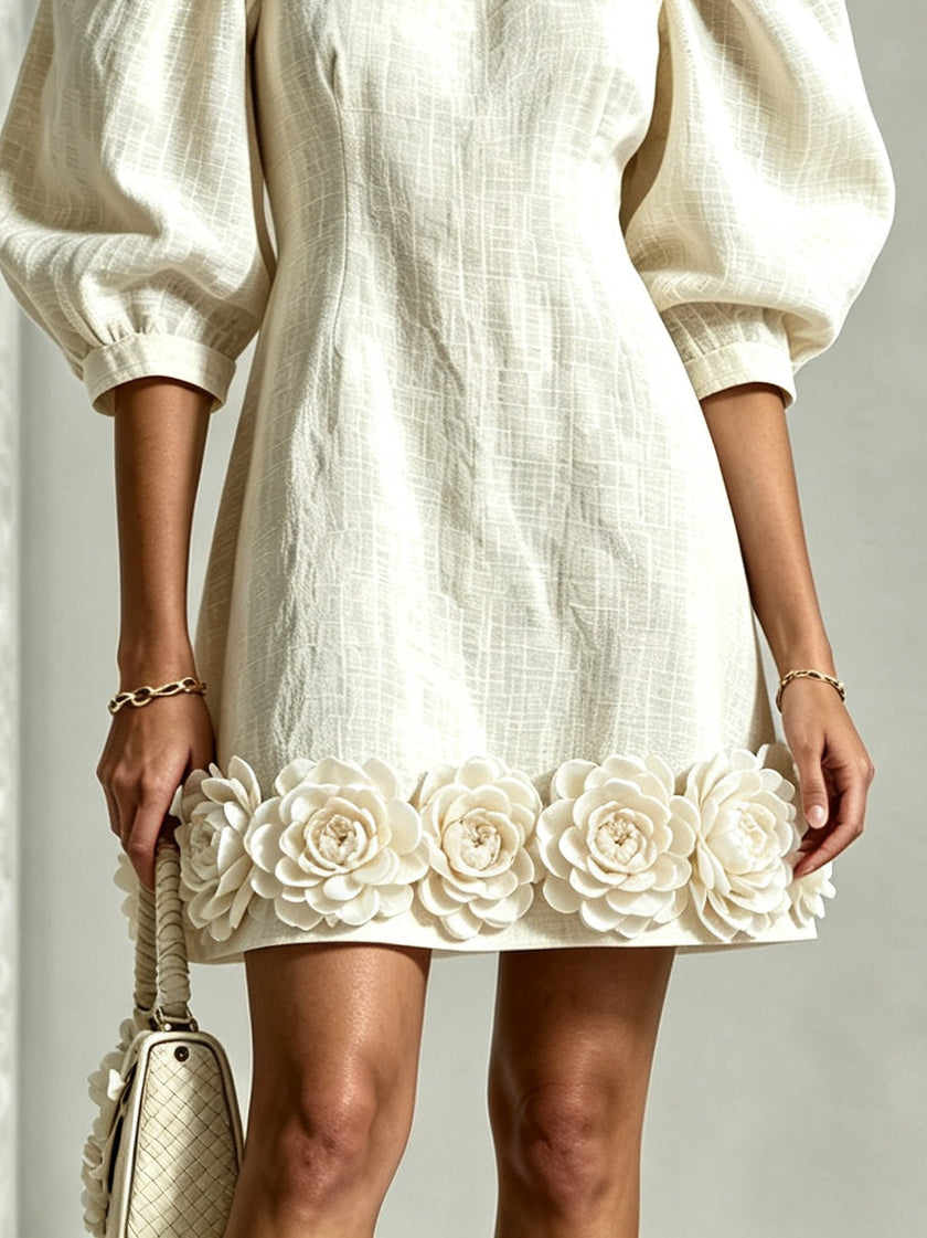 Catarina — Vestido Curto com Mangas Bufantes e Flores na Bainha