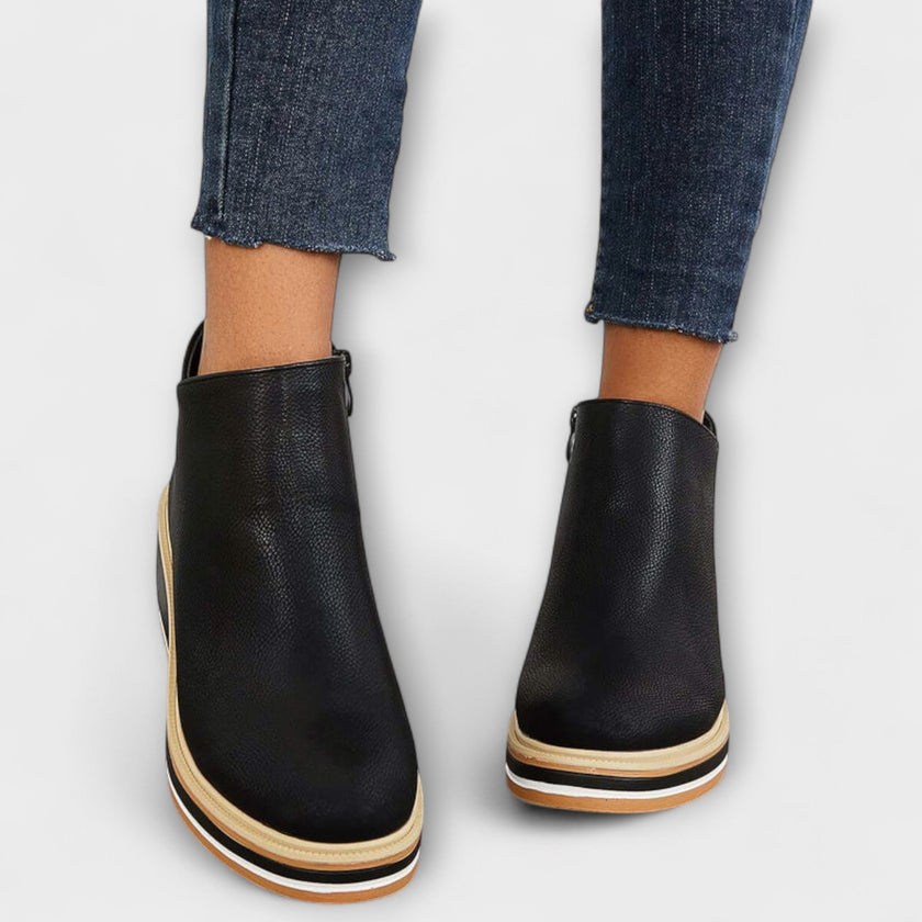 Samira – Botins de cunha com acabamento luminoso
