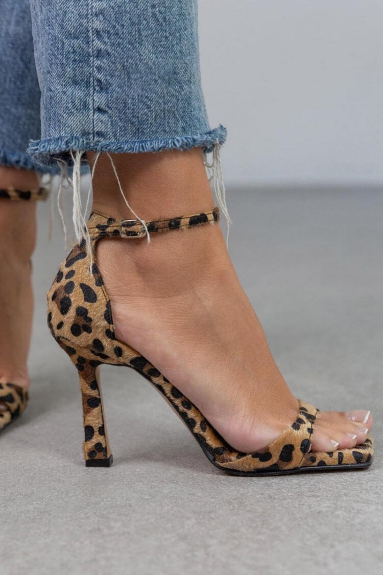Sandálias de salto alto com estampado leopardo feminino