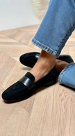 Elra - Mocassim com Tira Larga e Costura Decorativa Frontal