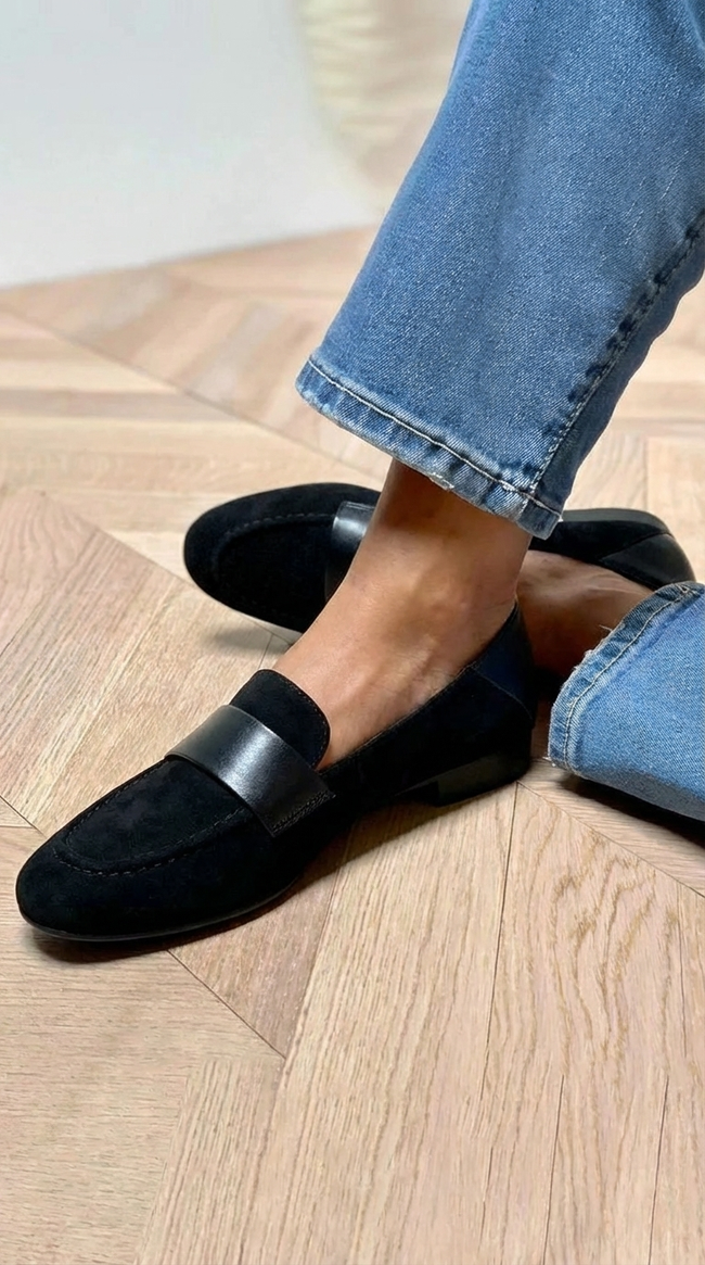 Elra - Mocassim com Tira Larga e Costura Decorativa Frontal