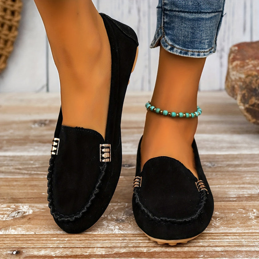 Linda - Mocassim de Condução com Costura Aparente e Detalhe Metálico