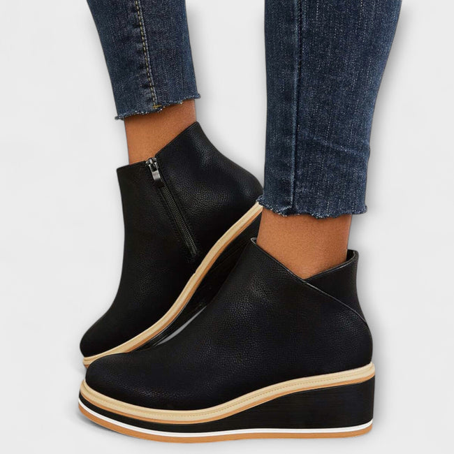 Samira – Botins de cunha com acabamento luminoso