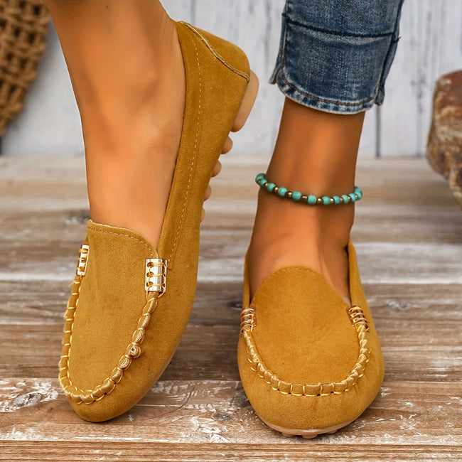 Linda - Mocassim de Condução com Costura Aparente e Detalhe Metálico