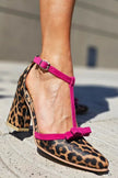 Sandálias verdes com padrão leopardo e detalhe colorido feminino