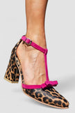 Sandálias verdes com padrão leopardo e detalhe colorido feminino