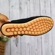 Linda - Mocassim de Condução com Costura Aparente e Detalhe Metálico