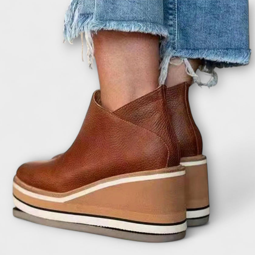 Samira – Botins de cunha com acabamento luminoso