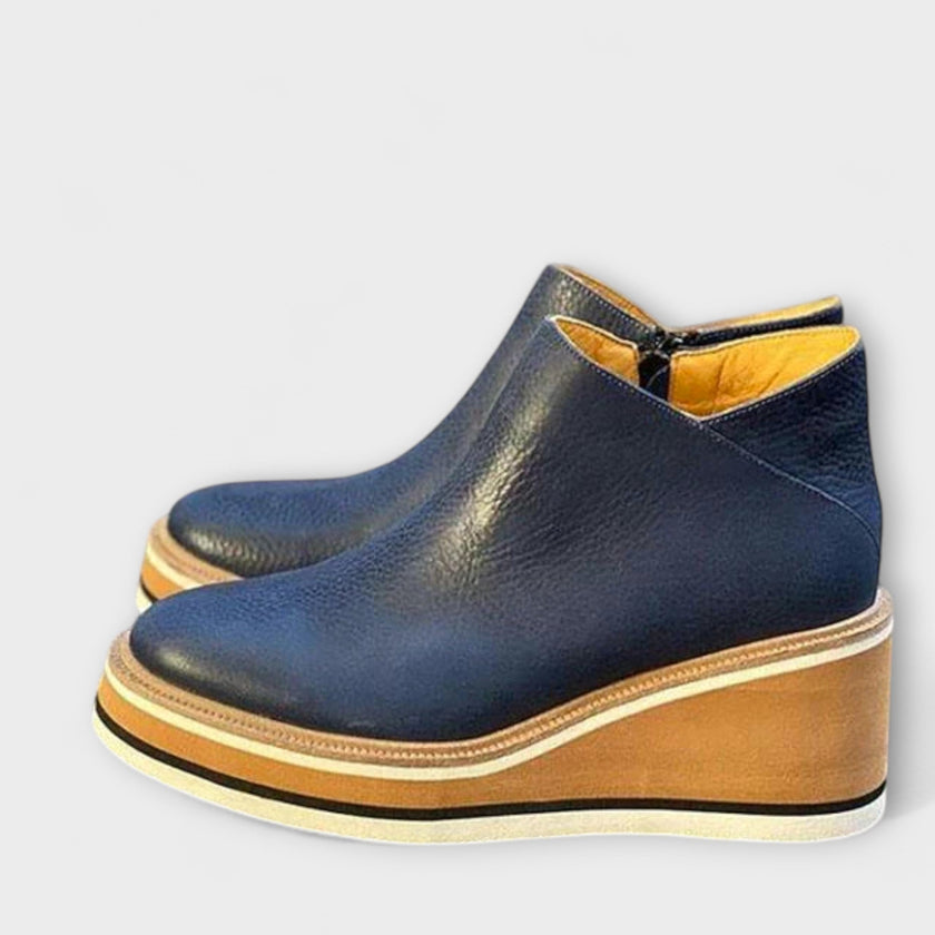 Samira – Botins de cunha com acabamento luminoso