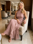 Vestido maxi Orea gola subida com folhos em camadas
