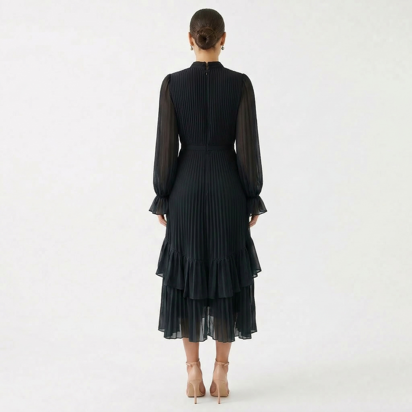 Mariana | Vestido Plissado com Mangas Fluídas e Folhos Assimétricos