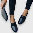 Jessie - Mocassim com Tira Frontal e Painel em Textura de Crocodilo