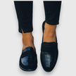 Jessie - Mocassim com Tira Frontal e Painel em Textura de Crocodilo