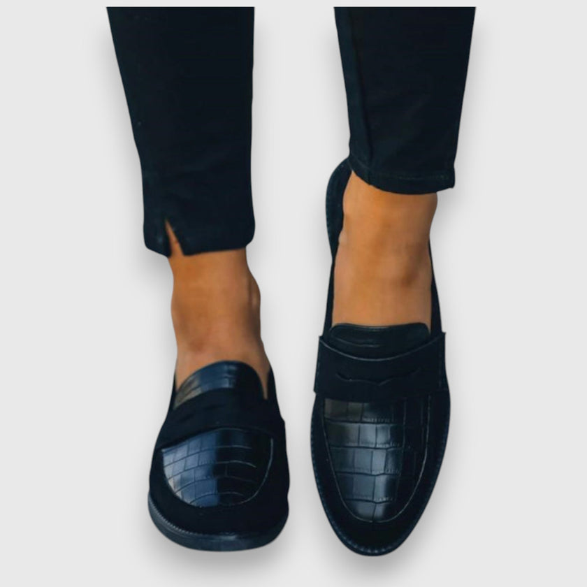 Jessie - Mocassim com Tira Frontal e Painel em Textura de Crocodilo