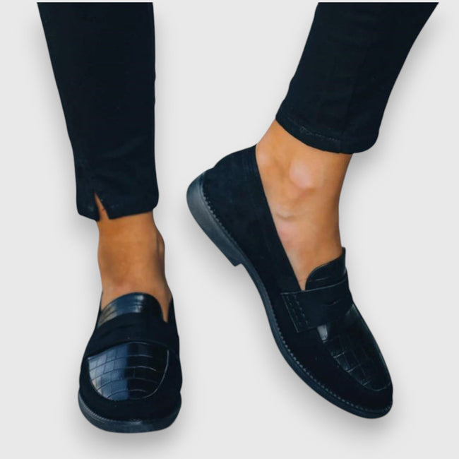 Jessie - Mocassim com Tira Frontal e Painel em Textura de Crocodilo