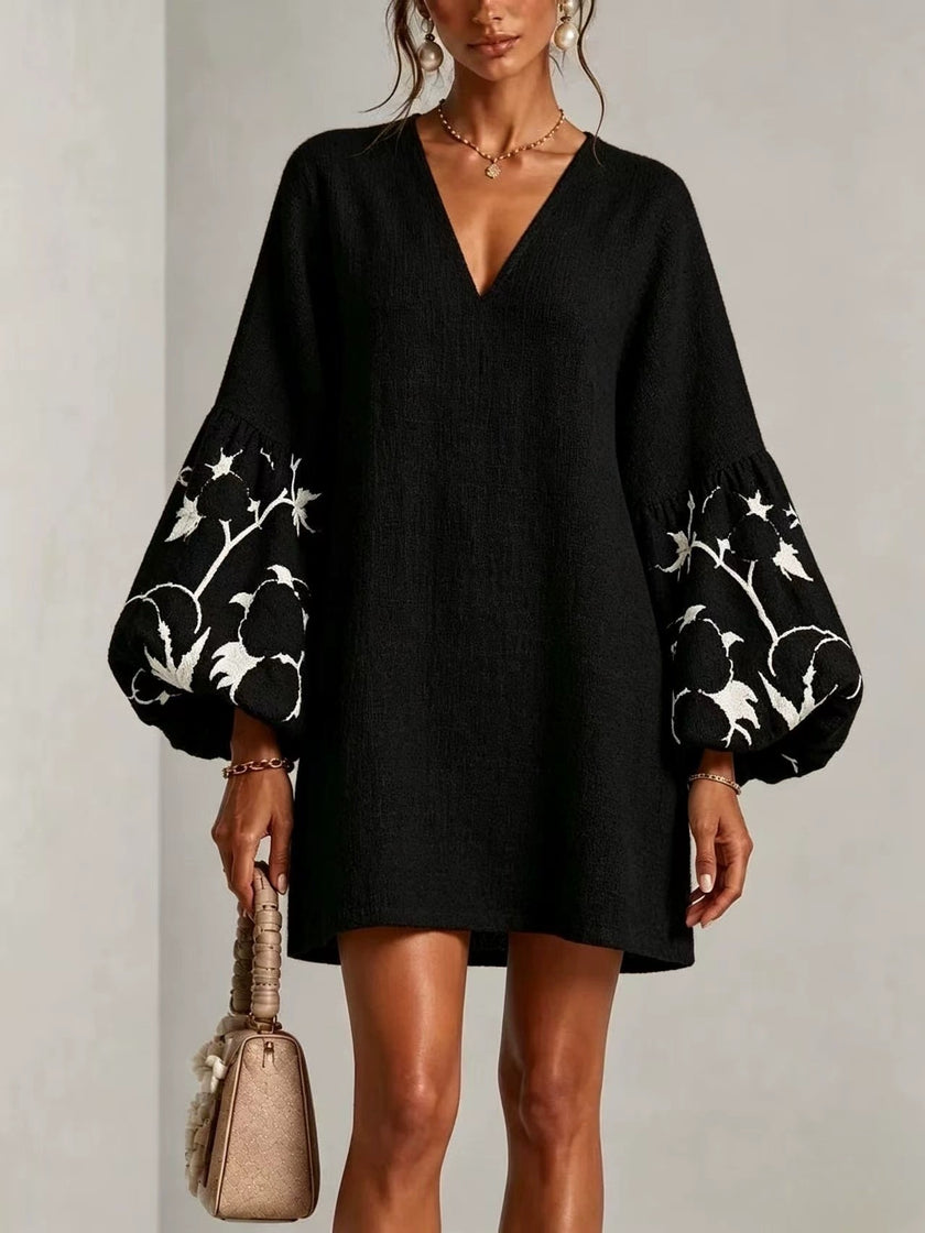 Carolina — Vestido Curto com Decote em V e Mangas Balão Estampadas