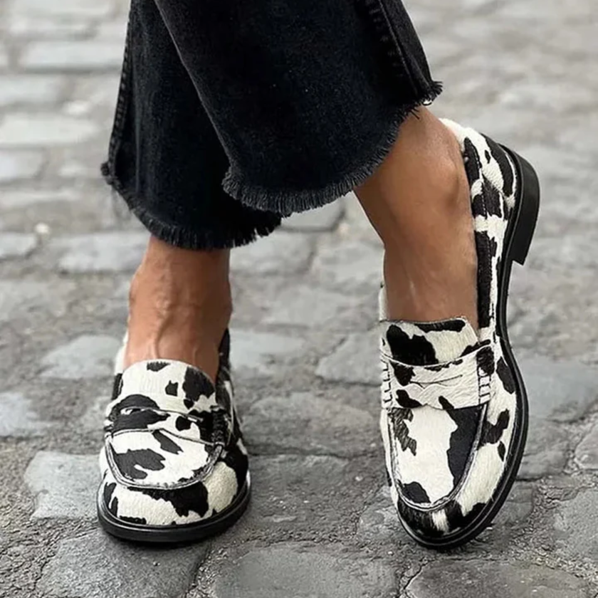 Claria - Mocassim com Tira Frontal, Padrão Malhado e Sola Escura
