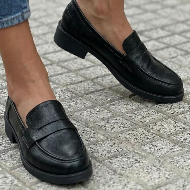 Evana - Mocassim Clássico com Tira Frontal e Sola Robusta