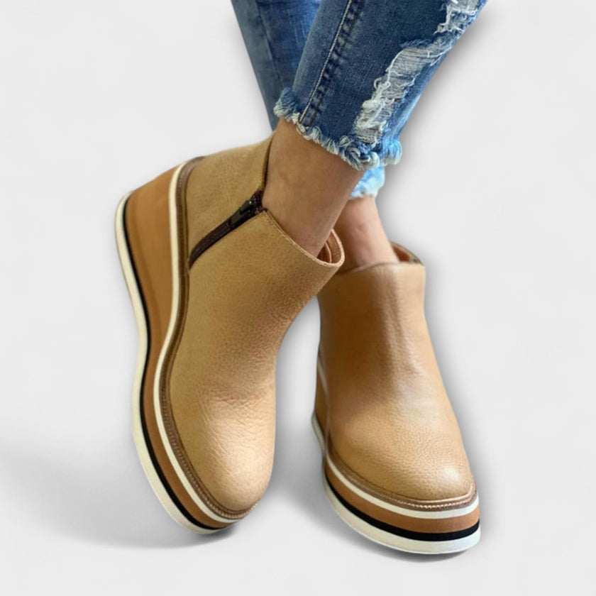 Samira – Botins de cunha com acabamento luminoso