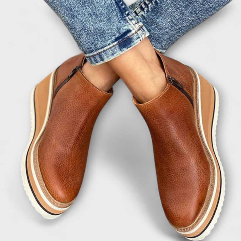 Samira – Botins de cunha com acabamento luminoso