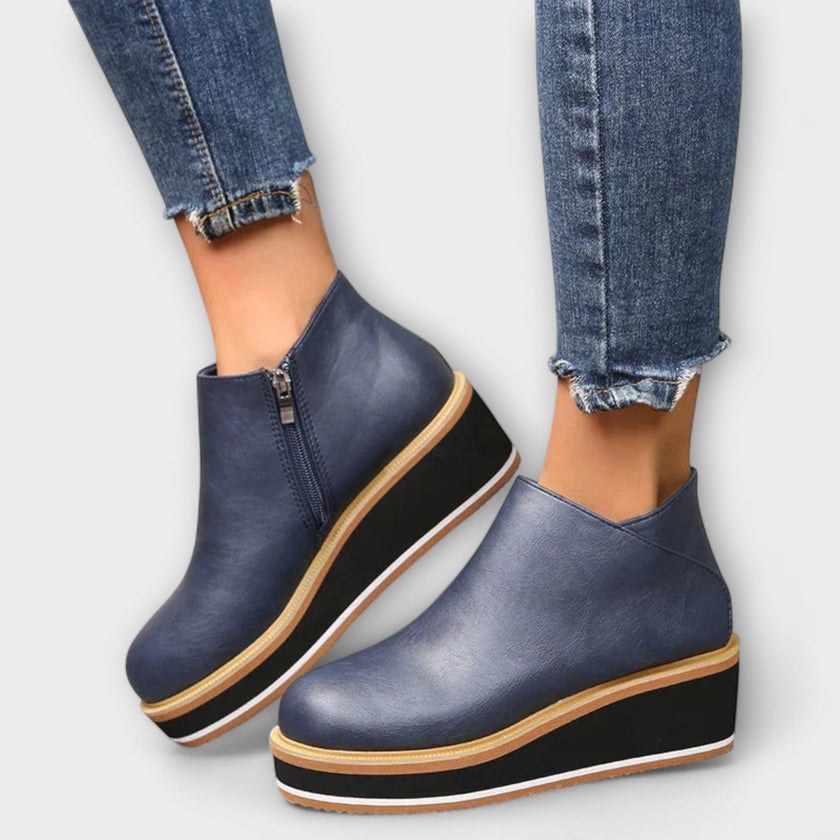 Samira – Botins de cunha com acabamento luminoso