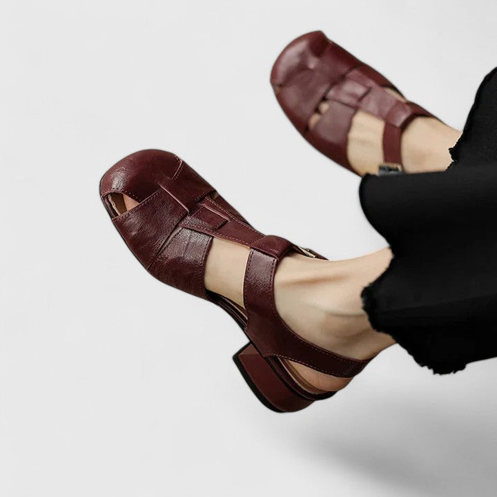 Marisa – Sapatos recortados em pele com salto baixo