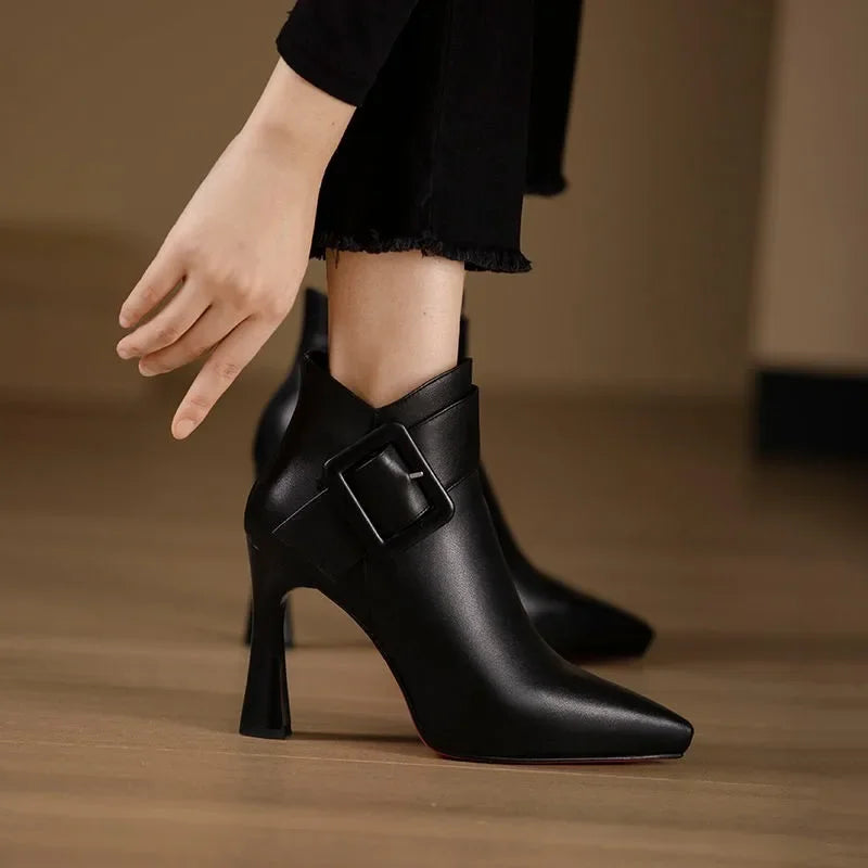 Penélope – Botins de salto alto com fivela