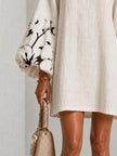 Carolina — Vestido Curto com Decote em V e Mangas Balão Estampadas