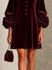 Clarice — Vestido Curto com Decote Quadrado, Botões e Punhos Florais