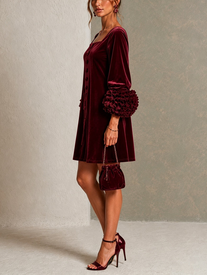 Clarice — Vestido Curto com Decote Quadrado, Botões e Punhos Florais