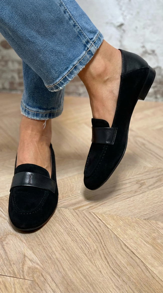 Elra - Mocassim com Tira Larga e Costura Decorativa Frontal